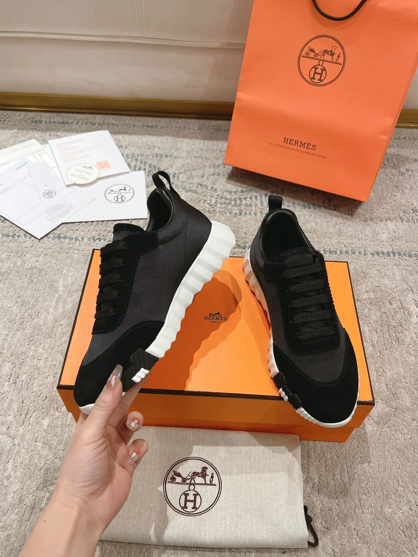 👟👟Ex-factory price 640👟👟 ‼ ️Top version 2024ss Hermès/Hermès new arrival in early autumn, casual shoes for couples👟Color-blocking design MM style, advanced fashion, simple and advanced, casual matching, very light and comfortable on the feet 🔘Upper: suede/cowhide 🔘Inner: sheepskin 🔘Outsole: original PU foam molding outsole 🔘Number of sizes: Women’s size 35-42 (40.41.42, custom made, non-refundable) Men’s size 39-46 (45.46, custom made, non-refundable) 🎁Original exquisite packaging
